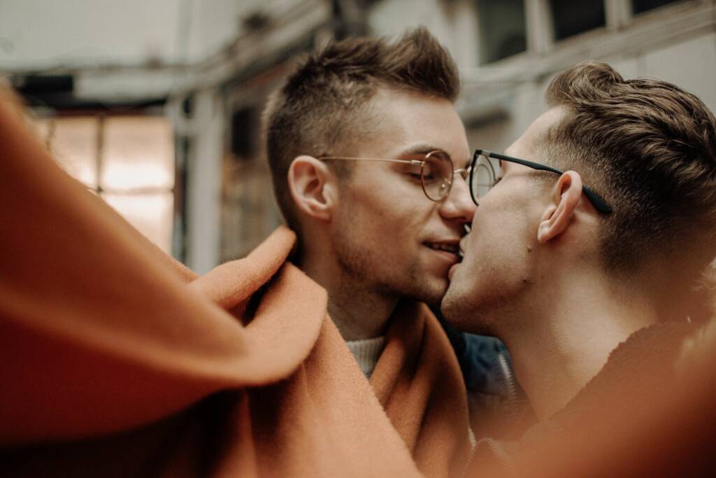 gay men from tinder kissing